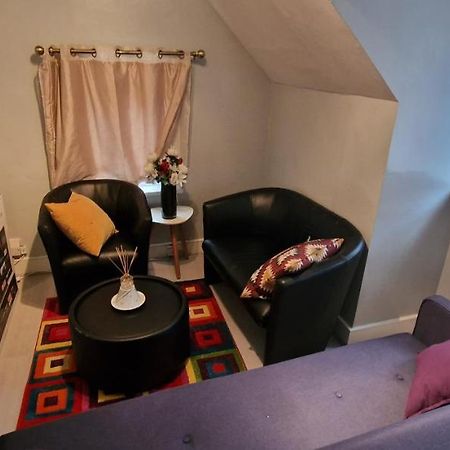 Cosy 2 Bedroom Flat - Sleeps 6 People - Close To Lewisham Dlr/Train Station ลอนดอน ภายนอก รูปภาพ