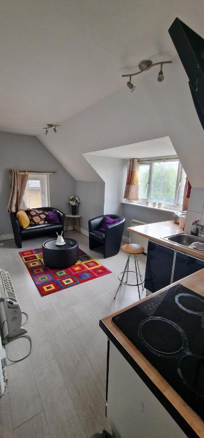 Cosy 2 Bedroom Flat - Sleeps 6 People - Close To Lewisham Dlr/Train Station ลอนดอน ภายนอก รูปภาพ
