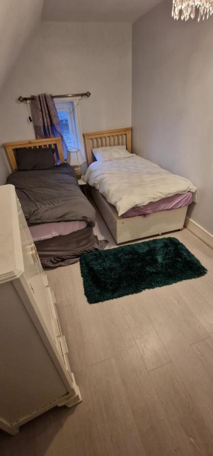 Cosy 2 Bedroom Flat - Sleeps 6 People - Close To Lewisham Dlr/Train Station ลอนดอน ภายนอก รูปภาพ